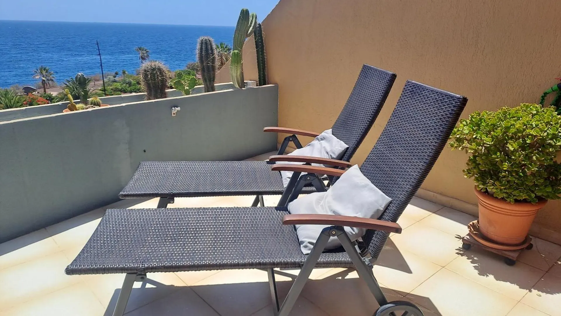 Apartamento Sobre El Mar Radazul